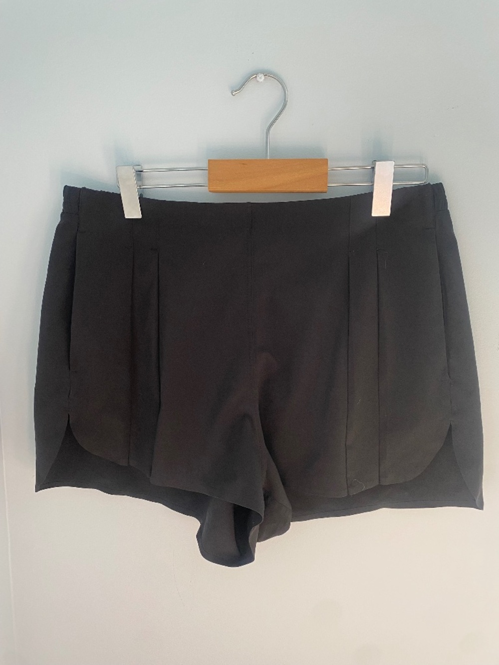 Lululemon Pleated Shorts - Picture 1 of 3